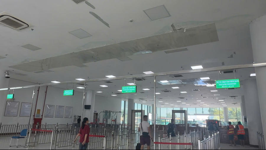 Nhiều vị trí xuất hiện rêu mốc, bong tróc, tạo cảm giác nhếch nhác, trong cửa khẩu quốc tế quan trọng bậc nhất khu vực phía Bắc. Nhiều vị trí xuất hiện rêu mốc, bong tróc, tạo cảm giác nhếch nhác, trong cửa khẩu quốc tế quan trọng bậc nhất khu vực phía Bắc.