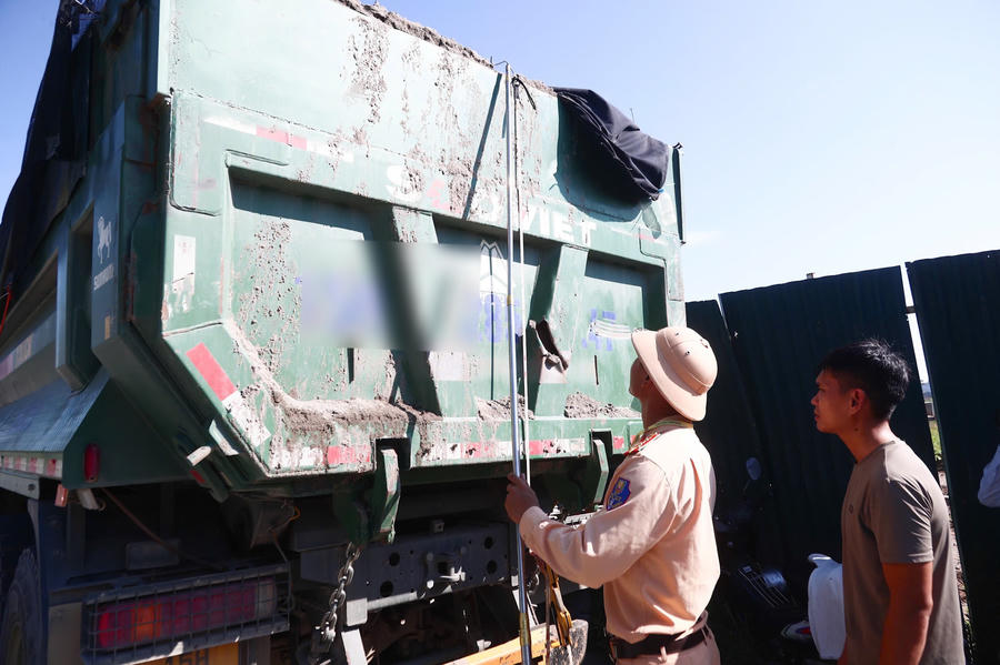 Cảnh sát giao thông tiến hành đo kiểm kích thước thùng hàng.