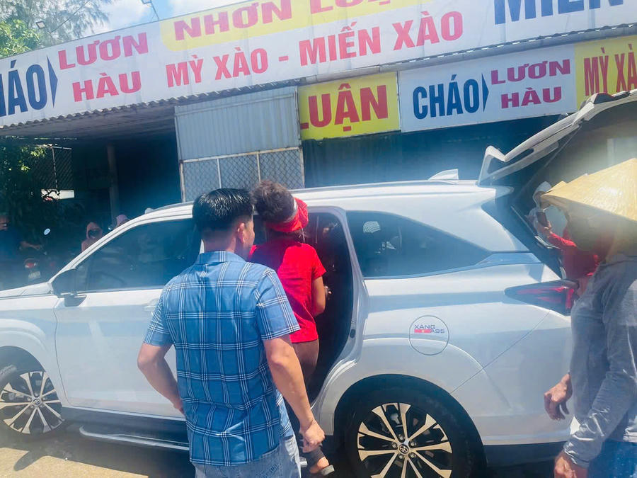 Công an xã Sen Ngư bố trí phương tiện, đưa 3 mẹ con về quê.