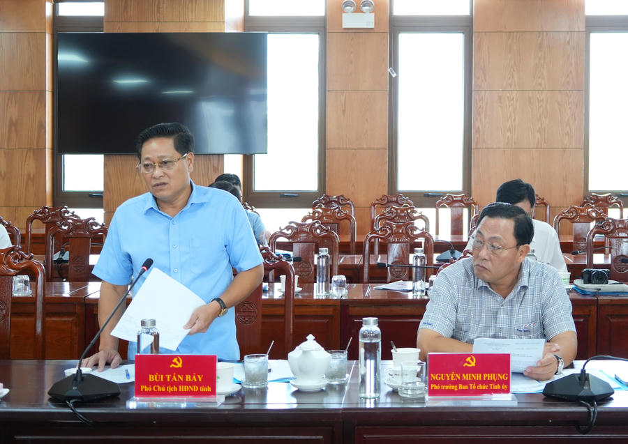 Ông Bùi Tấn Bảy - Ủy viên BTV Tỉnh ủy, Phó Chủ tịch HĐND tỉnh Cà Mau đóng góp ý kiến tại Hội nghị.