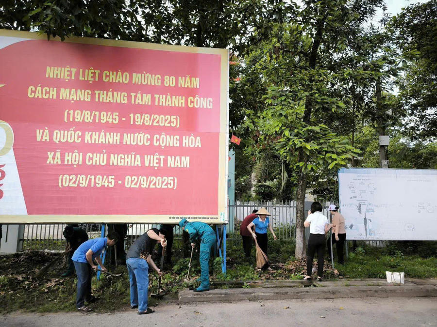Các đoàn thể và nhân dân địa phương tham gia vệ sinh môi trường.
