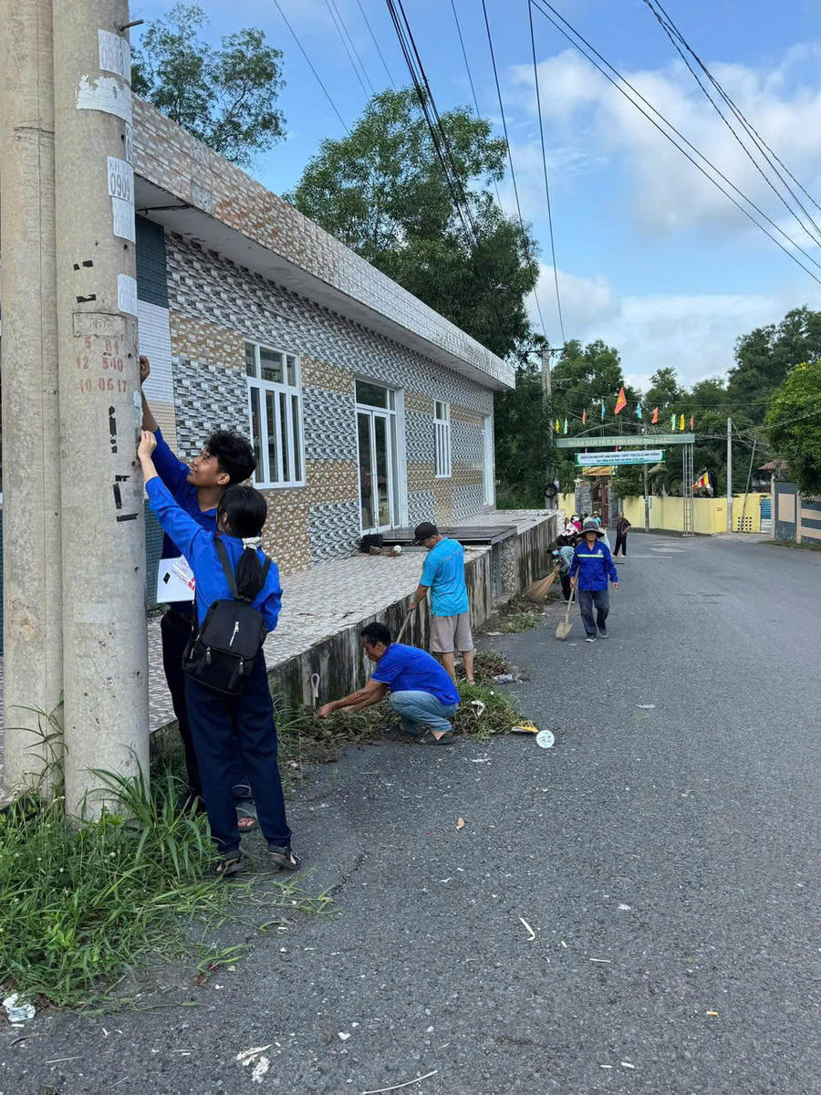 Các đoàn thể và nhân dân địa phương tham gia vệ sinh môi trường.