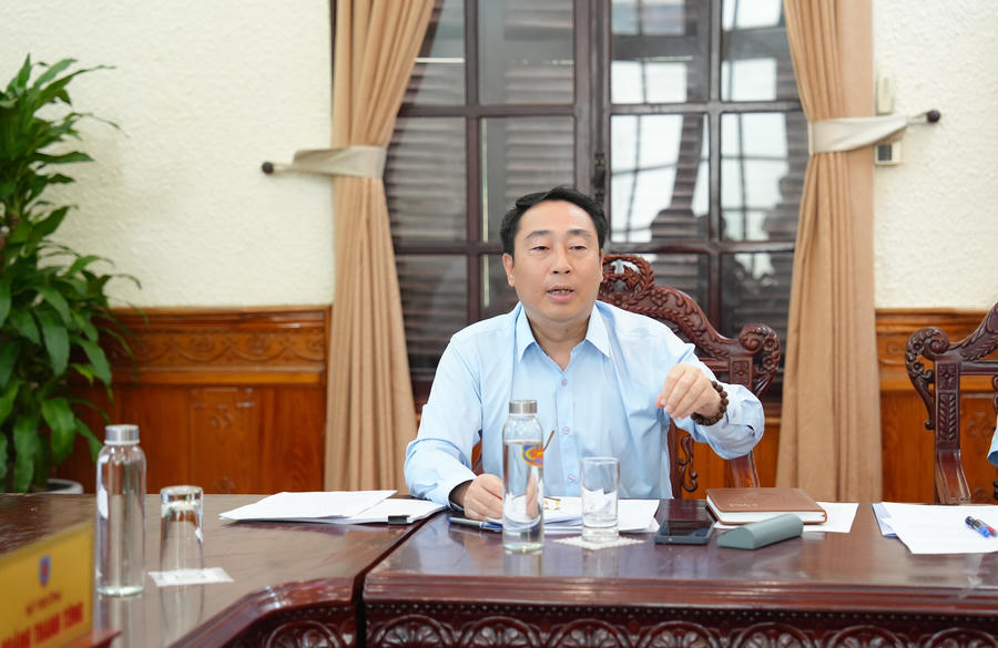 Cục trưởng Lê Vệ Quốc báo cáo các vấn đề cần xin ý kiến.