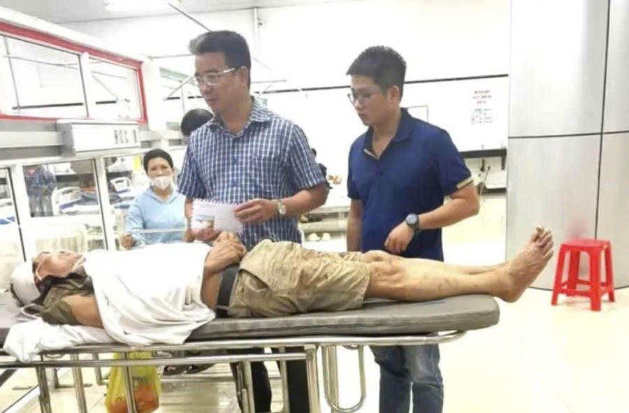 Lãnh đạo UBND phường Thành Nhất thăm hỏi nạn nhân bị cây cổ thụ ngã đè trúng.&nbsp; Ảnh: H.T