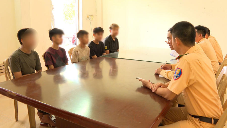 Phòng Cảnh sát giao thông lập biên bản vi phạm hành chính và đề nghị ra quyết định xử phạt&nbsp;81,5 triệu đồng đối với các thanh, thiếu niên và phụ huynh