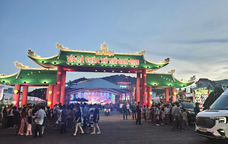 Người dân và du khách nô nức tham dự Lễ khai hội Vía Bà Chúa Xứ Núi Sam 2026. Người dân và du khách nô nức tham dự Lễ khai hội Vía Bà Chúa Xứ Núi Sam 2026.