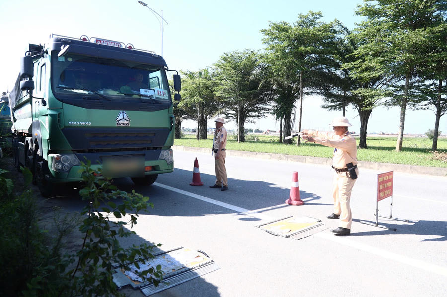 Tổ công tác kiểm tra tải trọng phương tiện có dấu hiệu vi phạm.
