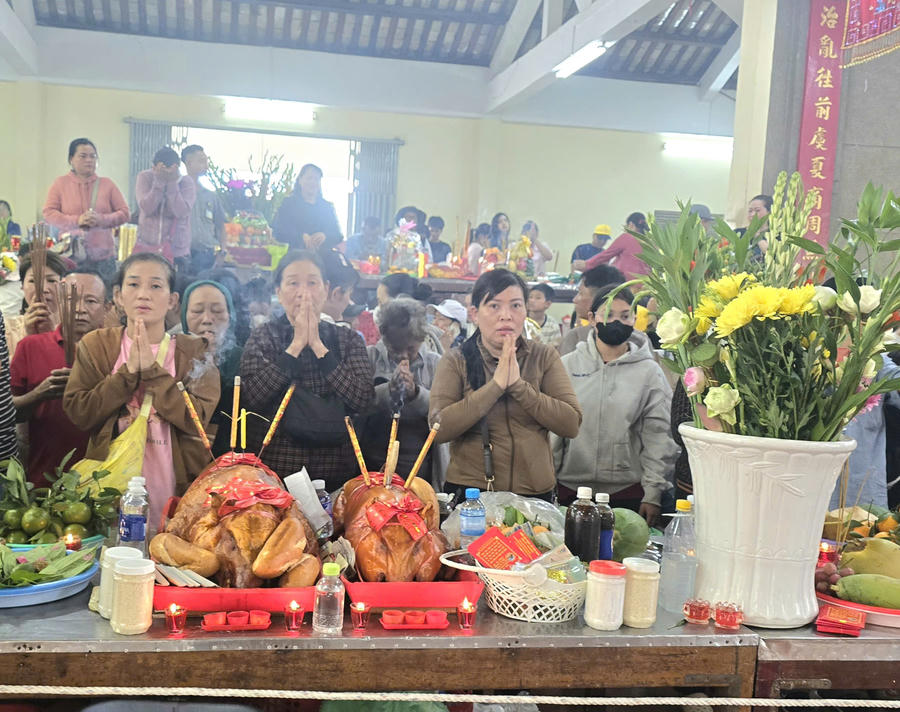 Người dân thành kính dâng hương hoa, lễ vật tri ân Bà Chúa Xứ và các bậc tiền nhân có công khai phá, bảo vệ vùng đất An Giang.
