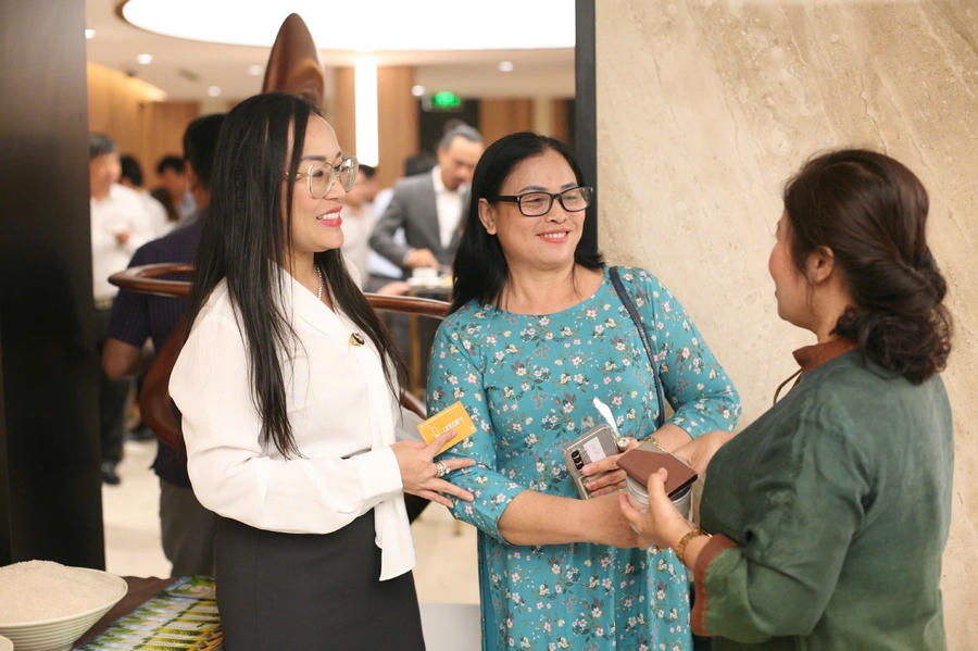 Bà Nguyễn Việt Chinh (bìa trái) trao đổi với các đại biểu
