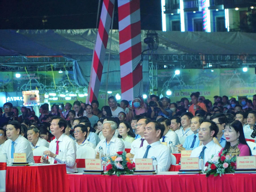 Ông Nguyễn Thanh Nhàn - Phó Bí thư Thường trực Tỉnh ủy, Chủ tịch HĐND tỉnh An Giang (thứ hai từ phải sang); ông Lê Hồng Anh - nguyên Ủy viên Bộ Chính trị, nguyên Thường trực Ban Bí thư, nguyên Bộ trưởng Bộ Công an (thứ ba từ phải sang) cùng các đại biểu tham dự Lễ khai hội.