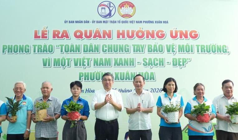 Ông Nguyễn Phước Lộc, Ủy viên Trung ương Đảng, Phó Bí thư Thành ủy, Chủ tịch Ủy ban MTTQ Việt Nam TPHCM (thứ tư bên trái) và ông Trần Văn Nam, Thành ủy viên, Bí thư Đảng ủy, Chủ tịch HĐND phường Xuân Hòa (thứ tư bên phải) trao cây xanh biểu trưng cho đại diện các khu phố tại lễ phát động.