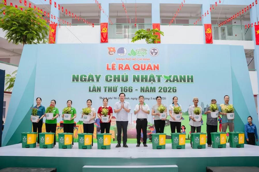 Ông Lê Quốc Phong, Phó Bí thư Thường trực Thành ủy TP.HCM &nbsp;(thứ 6 bên trái) cùng lãnh đạo P. Diên Hồng trao cây xanh cho đại diện các khu phố