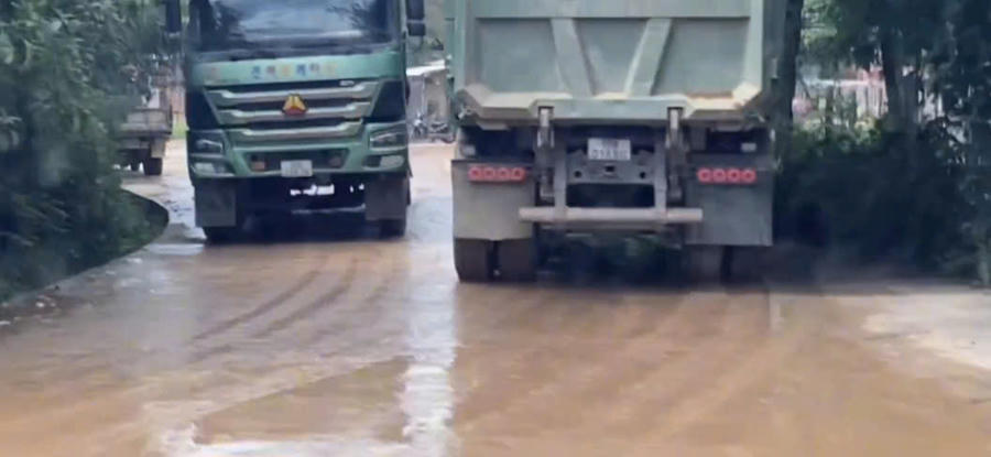 Ghi nhận trong nhiều ngày, những chiếc xe tải chở đất chạy về đổ và tập kết tại Nhà máy gạch Bảo Sơn tại xã Hương Cần và Nhà máy gạch Phúc Hưng tại khu 11, xã Hoàng Xá cũ. Ảnh cắt từ clip.