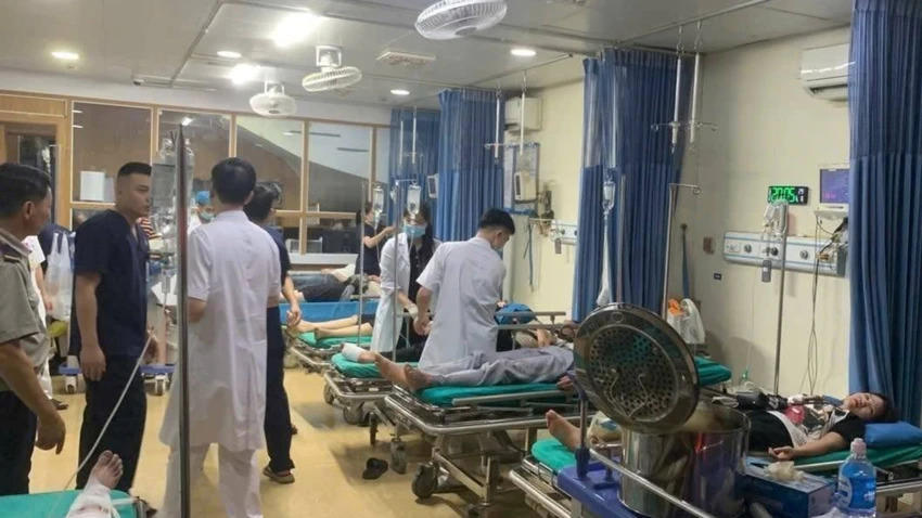 Các nạn nhân được đưa đến Phòng khám Đa khoa Hùng Vương Chân Mộng cấp cứu. (Ảnh:HV).