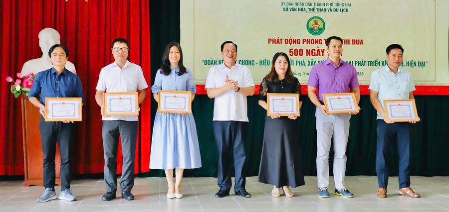 Khen thưởng các tập thể, cá nhân có thành tích xuất sắc.