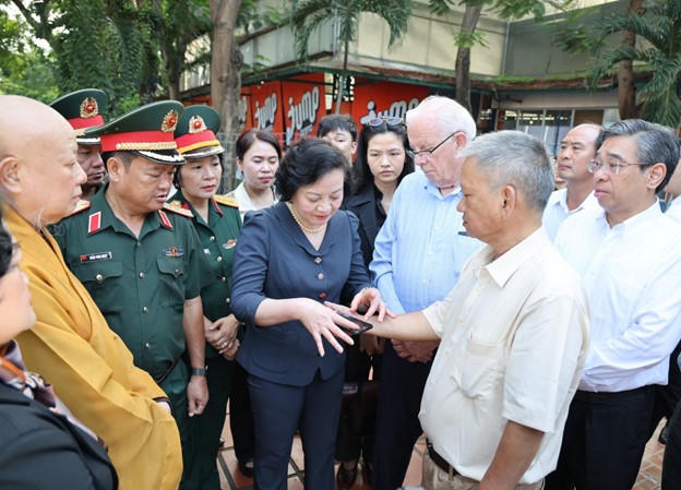 Phó Thủ tướng trao đổi với nhóm nghiên cứu hỗn hợp Việt Nam - Hoa Kỳ, nhân chứng phục vụ công tác tìm kiếm, quy tập hài cốt liệt sĩ - Ảnh: VGP