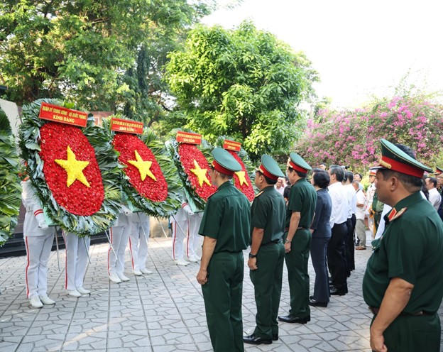 Đây là một hoạt động trong khuôn khổ Chiến dịch 500 ngày đêm đẩy mạnh thực hiện tìm kiếm, quy tập và xác định danh tính hài cốt liệt sĩ còn thiếu thông tin - Ảnh: VGP