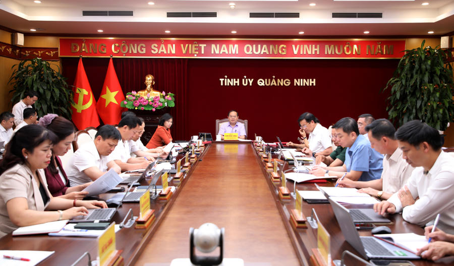 Ban Thường vụ Tỉnh ủy Quảng Ninh họp, cho ý kiến về phương án sắp xếp lại thôn, bản, khu phố trên địa bàn tỉnh. Ban Thường vụ Tỉnh ủy Quảng Ninh họp, cho ý kiến về phương án sắp xếp lại thôn, bản, khu phố trên địa bàn tỉnh.