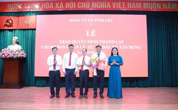 Ông Huỳnh Cao Cường, Bí thư Đảng ủy, Chủ tịch HĐND xã Vĩnh Lộc cùng các đồng chí lãnh đạo chủ chốt xã trao quyết định thành lập chi bộ và chỉ định nhân sự