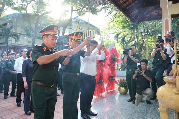 Các đại biểu dâng hương tưởng niệm các anh hùng liệt sĩ tại Công viên Lê Thị Riêng - Ảnh: VGP