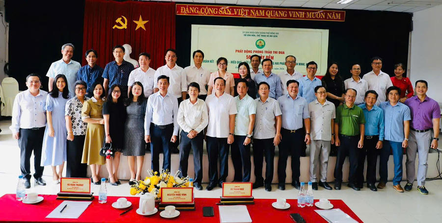 Các đại biểu chụp ảnh lưu niệm tại hội nghị.