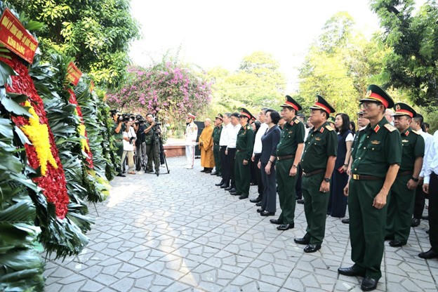 Phó Thủ tướng Phạm Thị Thanh Trà cùng Đoàn công tác dâng hoa tưởng niệm các anh hùng liệt sĩ tại Công viên Lê Thị Riêng - Ảnh: VGP