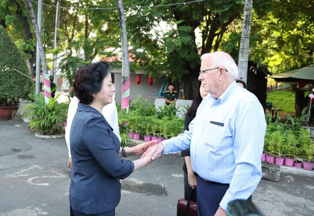 Phó Thủ tướng trao đổi với ông Robert Ambrose Connor, cựu quân nhân Hoa Kỳ về những căn cứ, tư liệu mà ông và nhóm tình nguyện thu thập phục vụ công tác tìm kiếm, quy tập hài cốt liệt sĩ - Ảnh: VGP