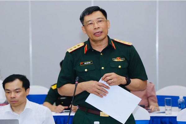 Thượng tướng, Phó Giáo sư, Tiến sỹ Trần Việt Khoa, Ủy viên Trung ương Đảng, Giám đốc Học viện Quốc phòng, Bộ Quốc phòng phát biểu tại Kỳ họp.