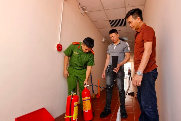 Công an kiểm tra công tác phòng cháy chữa cháy - Ảnh: VGP

