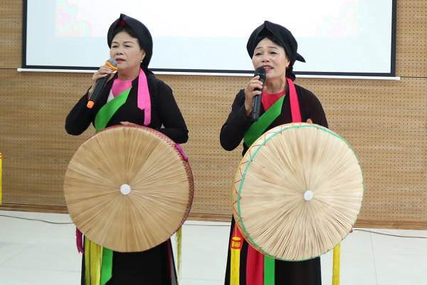 Các liền chị trình diễn báo cáo tại chương trình tổng kết lớp bồi dưỡng truyền dạy Dân ca Quan họ Bắc Ninh năm 2026.