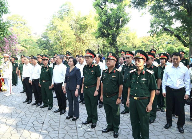 Phó Thủ tướng và các đại biểu thành kính tưởng nhớ, tri ân công lao to lớn của các anh hùng liệt sĩ - Ảnh: VGP
