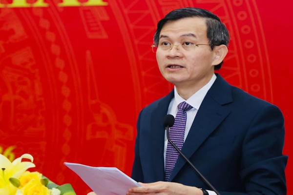 Phó Giáo sư, Tiến sĩ Đoàn Minh Huấn, Ủy viên Bộ Chính trị, Giám đốc Học viện Chính trị quốc gia Hồ Chí Minh, Phó Chủ tịch Thường trực Hội đồng Lý luận Trung ương phát biểu khai mạc Kỳ họp.
