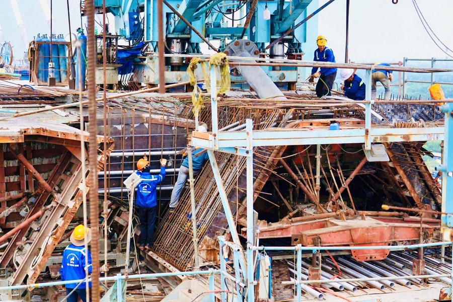 Công nhân đang hối hả thi công.
