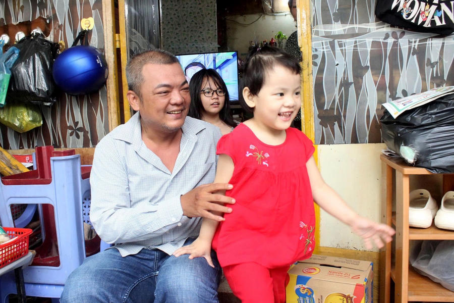 Người cha trở thành chỗ dựa duy nhất cho cả gia đình từ khi vợ anh mất trong đợt Covid-19.