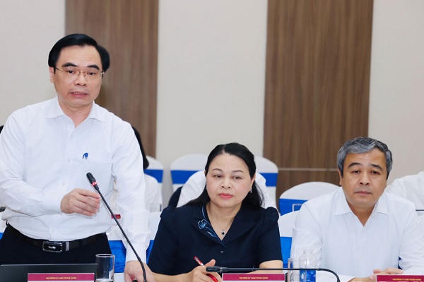 Phó Giáo sư, Tiến sỹ Dương Trung Ý, Ủy viên Trung ương Đảng, Tổng biên tập Tạp chí Cộng sản phát biểu tại Kỳ họp.