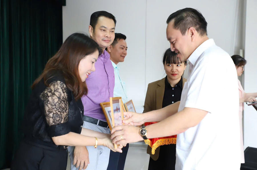 Khen thưởng các tập thể, cá nhân có thành tích xuất sắc.