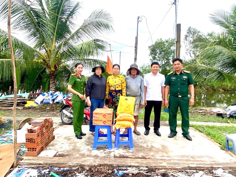 Cán bộ Công an xã Phong Hiệp thăm hỏi, trao quà hỗ trợ gia đình ông Đặng Chí Hiếu, ngụ ấp 9B, bị ảnh hưởng nhà ở do mưa dông.