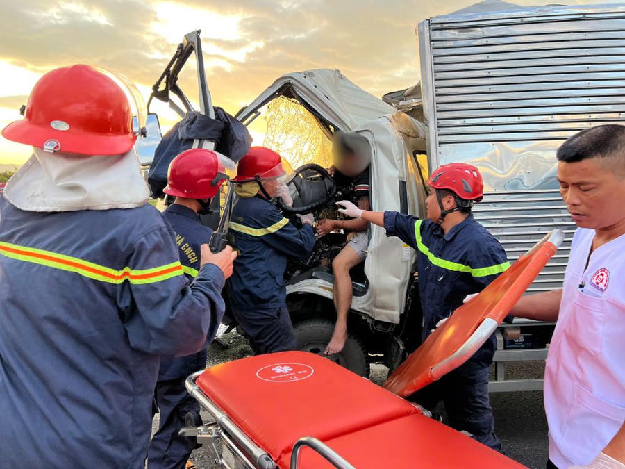Giải cứu nạn nhân bị mắc kẹt sau vụ TNGT.