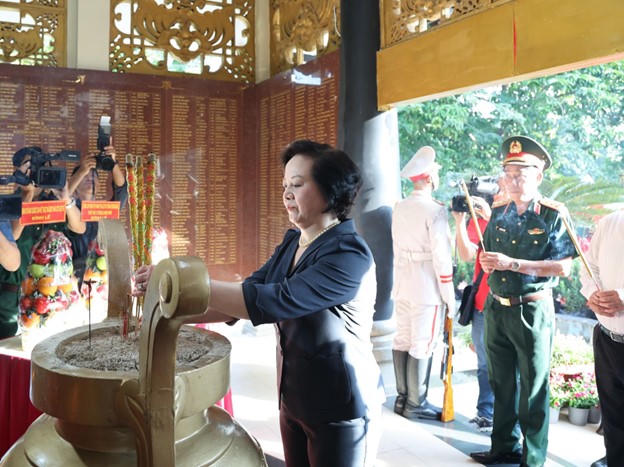 Phó Thủ tướng Phạm Thị Thanh Trà dâng hương tưởng niệm các anh hùng liệt sĩ tại Công viên Lê Thị Riêng - Ảnh: VGP