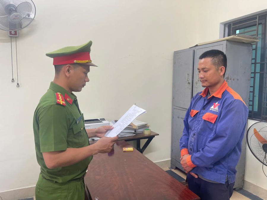 Tống đạt quyết định&nbsp;khởi tố bị can đối với Nguyễn Duy Thành - Ảnh Công an Hà Tĩnh.
