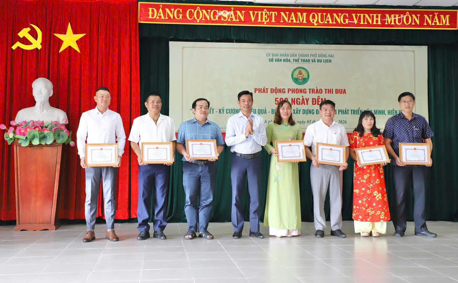 Khen thưởng các tập thể, cá nhân có thành tích xuất sắc. Khen thưởng các tập thể, cá nhân có thành tích xuất sắc.
