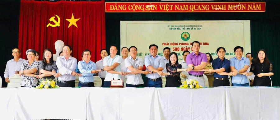 Khen thưởng các tập thể, cá nhân có thành tích xuất sắc.
