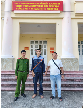 Công an phường Hồng Quang đã bàn giao đối tượng Lâm Hoàng Phong cho Cơ quan Cảnh sát điều tra Công an tỉnh Đắk Lắk.