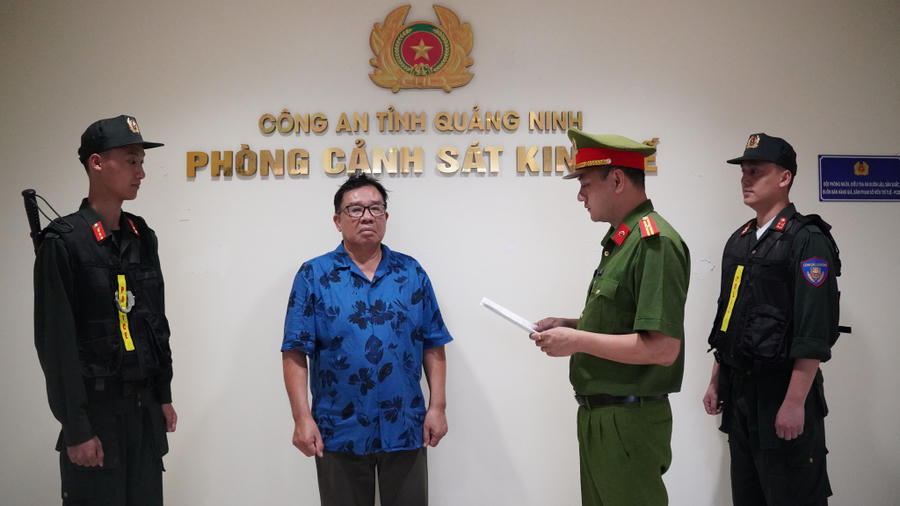 Cơ quan Cảnh sát điều tra Công an tỉnh Quảng Ninh tống đạt quyết định khởi tố bị can Vương Đức Lan.
