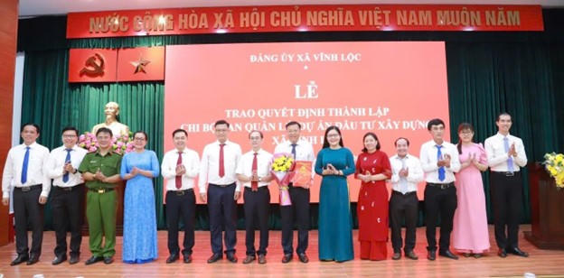 Lãnh đạo xã Vĩnh Lộc tặng hoa chúc mừng ông Nguyễn Hữu Trí và Chi bộ mới thành lập