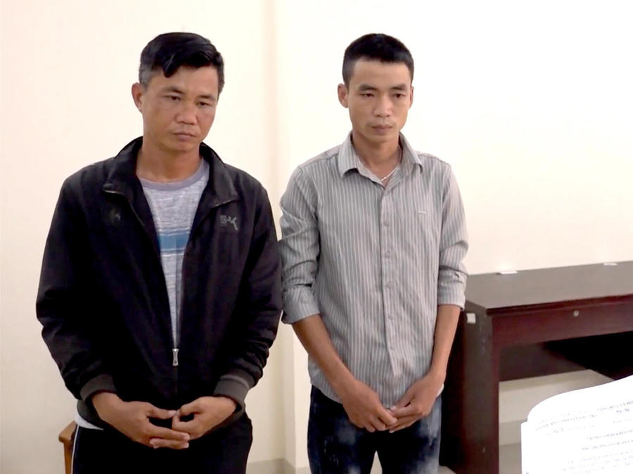 Nhiêu Thắng Lộc và Nguyễn Trung Hiếu tại cơ quan Công an. Ảnh Tuổi trẻ