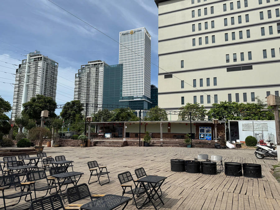 “Four Seasons Coffee”, được quảng bá là khu vui chơi kết hợp cà phê giải trí với diện tích khoảng 14.000m2 được xây dựng trên đất nông nghiệp.