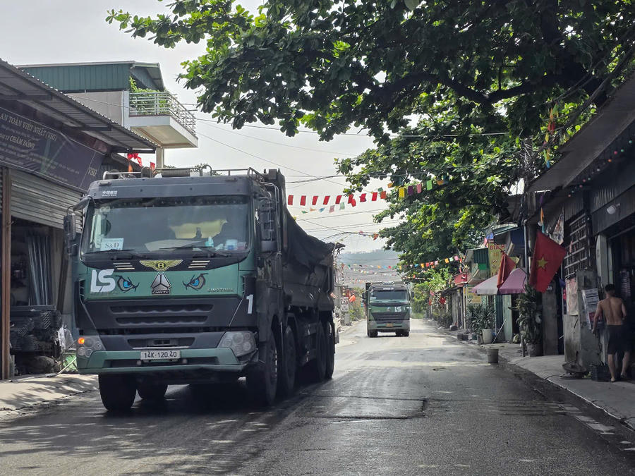 Từng đoàn xe tải nối đuôi nhau vào khu dân cư khiến cho cuộc sống của người dân nơi đây bị đảo lộn, nguy cơ mất an toàn giao thông.