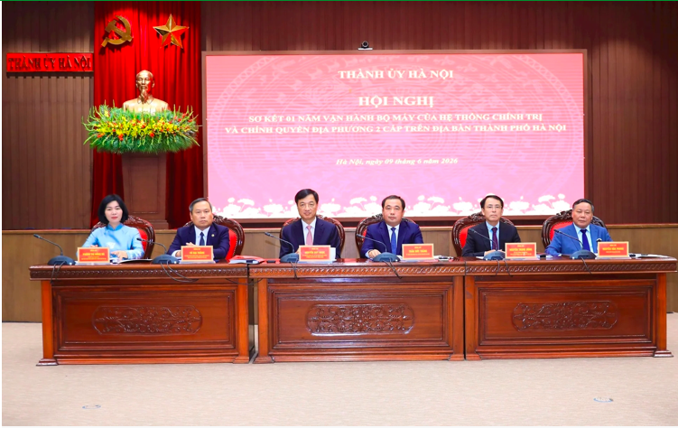 Trưởng ban Tổ chức Trung ương Nguyễn Duy Ngọc; Bí thư Thành ủy Hà Nội Trần Đức Thắng và các đồng chí Thường trực Thành ủy Hà Nội chủ trì hội nghị.