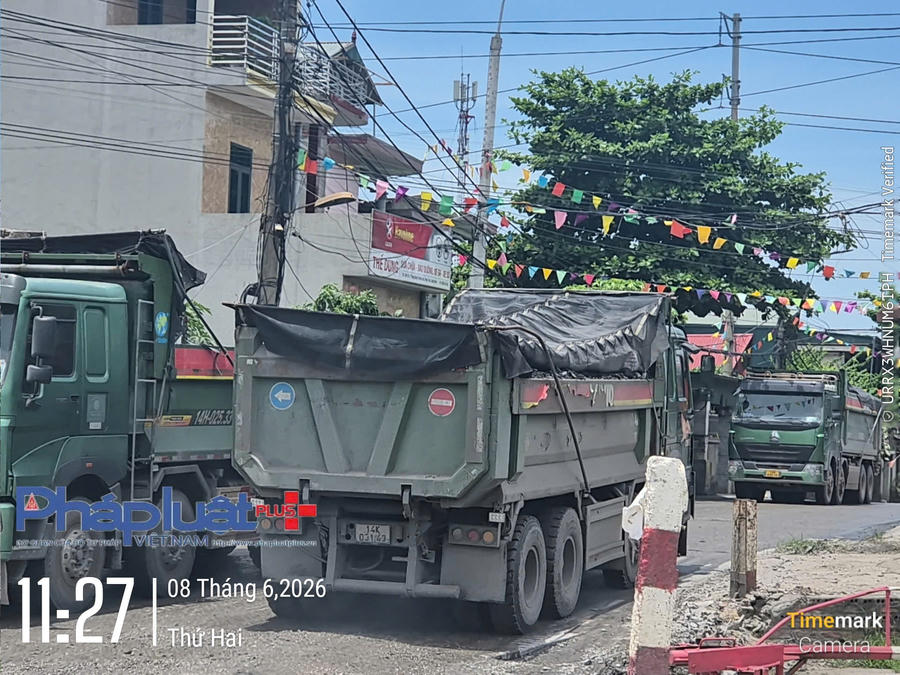 Người dân tổ 11 xóm Đoàn Kết, phường Hoàng Quế bức xúc về tình trạng xe tải chạy suốt ngày đêm khiến cuộc sống của họ bị đảo lộn, tiềm ẩn nguy cơ mất an toàn giao thông. Người dân tổ 11 xóm Đoàn Kết, phường Hoàng Quế bức xúc về tình trạng xe tải chạy suốt ngày đêm khiến cuộc sống của họ bị đảo lộn, tiềm ẩn nguy cơ mất an toàn giao thông.